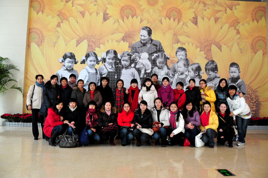 2010年3月5日，中国科学技术协会代表团参观中国妇女儿童博物馆并在博物馆大厅合影