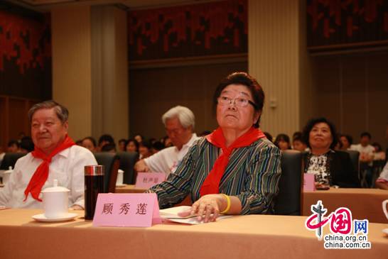 顾秀莲同志、中国文化扶贫委员会主任徐惟成（左一）参加活动并观看小朋友演出