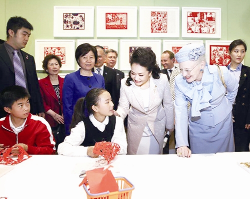 彭丽媛陪同丹麦女王参观安徒生童话展