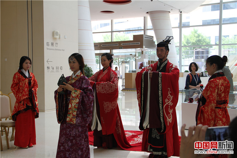 崇礼溯源 中国妇女儿童博物馆上演中国式传统婚礼