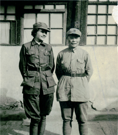 1937年,康克清与海伦·斯诺在延安