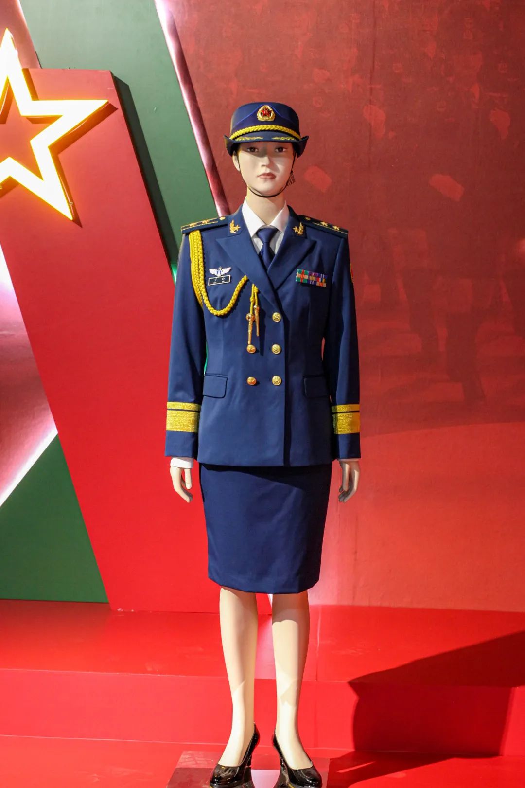 广州：80件（套）女军服展现中国女军人飒爽英姿