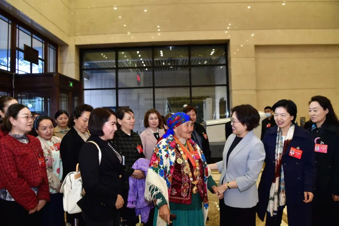 中国妇女十三大各代表团抵京 黄晓薇等在大会驻地迎接