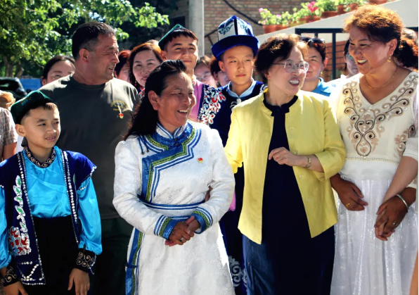 黄晓薇：学习好贯彻好党的二十届三中全会精神 团结引领各族妇女和广大家庭铸牢中华民族共同体意识